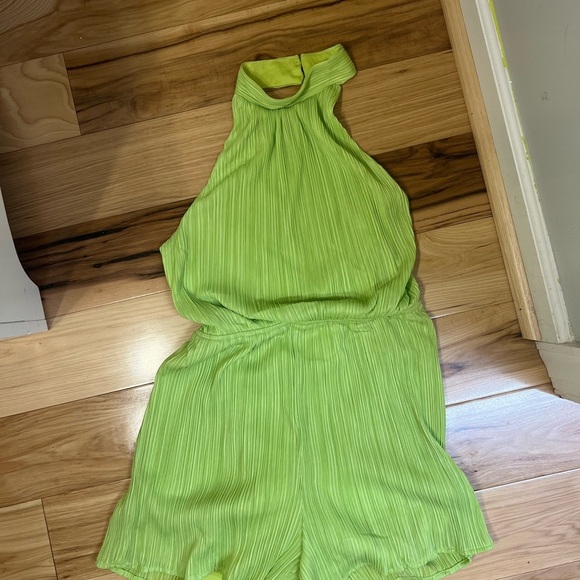 Vestique NWT Lime Lover Romper Pleated Tie Waist Low Back Halter Neck Size L - Picture 4 of 6